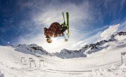 经纪人扎哈维澄清转会传闻，莱万多夫斯基未来未定，目前无实质报价